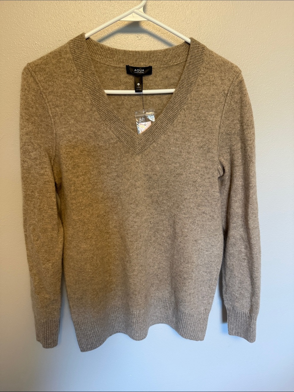 NWT AQUA Cashmere brand V-Neck Sweater Size Small